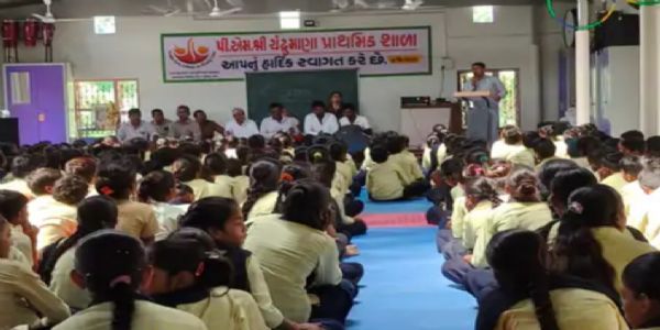 પીએમ શ્રી ચંદ્રુમાણા પ્રાથમિક શાળામાં પ્રતિભાશાળી વિદ્યાર્થીઓ અને અગ્રણીઓનું સન્માન
