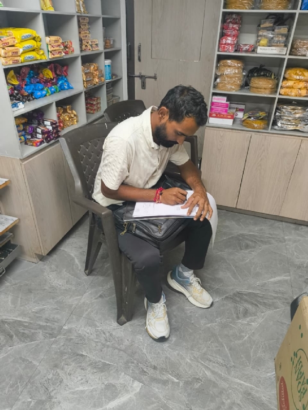 મહેસાણા, 14 ઓક્ટોબર (હિ.સ.) નવરાત્રી અને તહેવારો દરમિયાન લોકોને શુદ્ધ અને ગુણવત્તાયુક્ત ખાદ્યપદાર્થો મળી રહે તે માટે મહેસાણા ખોરાક અને ઔષધ નિયમન તંત્ર દ્વારા મીઠાઈ અને ફરસાણના એકમોમાં તપાસ હાથ ધરવામાં આવી હતી. 12 અને 13 ઓક્ટોબરે જિલ્લામાં આશરે 20 એકમોમાં તપાસ કરવામાં આવી હતી. આ દરમિયાન ખાદ્યપદાર્થોના 34 નમૂના લઈને વધુ તપાસ માટે લેબોરેટરીમાં મોકલવામાં આવ્યા છે. ડેઝિગ્નેટેડ ઓફિસર વી.જે. ચૌધરીના માર્ગદર્શન હેઠળ હાથ ધરાયેલી આ કામગીરીમાં પાંચ લિટર તેલ, અઢી કિલો લાલ મરચું, પાંચ લિટર પાણીપુરીનું પાણી અને ખાદ્યપદાર્થોના પેકિંગમાં ઉપયોગમાં લેવાતા ન્યૂઝપેપરનો જથ્થો જપ્ત કરીને નાશ કરવામાં આવ્યો હતો. તપાસ દરમિયાન કુલ 18 પેઢીઓની મુલાકાત લેવામાં આવી હતી. કેટલીક જગ્યાએ અસ્વચ્છતા જોવા મળતાં સંબંધિત એકમોને સુધારા માટે ઇમ્પ્રુવમેન્ટ નોટિસ આપવામાં આવી હતી. મહેસાણાના રાધનપુર રોડ પર આવેલા જય ખોડિયાર સ્વીટ માર્ટમાં અસ્વચ્છ સ્થિતિ જણાતાં નોટિસ આપવામાં આવી હતી. અહીંથી 3 કિલો કોપરાના લાડુ, 2 કિલો ફૂલવડી અને 1 કિલો કઢીનો જથ્થો નાશ કરવામાં આવ્યો હતો. પાંચોટ રોડ પર આવેલી સોનલ બેકરી સ્વીટ એન્ડ નમકીનમાંથી 8 કિલો વડી ફરસાણનો અખાદ્ય જથ્થો મળી આવતાં તેનો પણ નાશ કરાયો હતો. તંત્રએ સંબંધિત એકમોને સ્વચ્છતા અને ખાદ્ય સુરક્ષાના નિયમોનું પાલન કરવા સૂચના આપી છે. નક્કી કરેલી સમયમર્યાદામાં સુધારો નહીં થાય તો લાયસન્સ રદ કરવા સહિતની કાર્યવાહી કરવાની ચેતવણી આપવામાં આવી છે. તહેવારો દરમિયાન આવી તપાસ ચાલુ રહેશે.