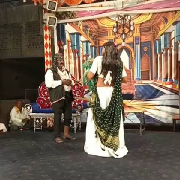 વીર હમીરસિંહજીની ધરતી લાઠીમાં અનોખી પરંપરા! નવરાત્રિના 9 દિવસ મહાકાળી નાટક મંડળ કરે છે પંખીઓના ચણ માટે નાટકોનું આયોજન