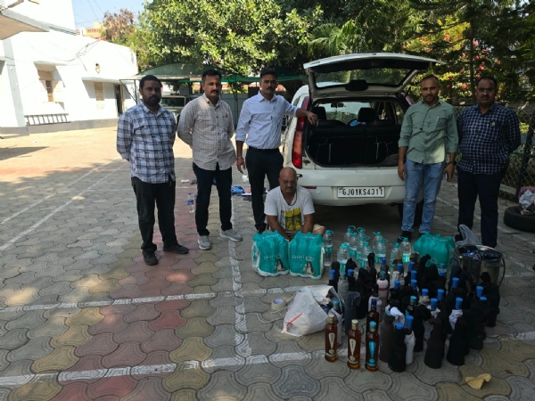 ઇન્ડિકા  કારના  ચોર ખાનામાંથી દારૂની  130  બોટલ  મળી.
