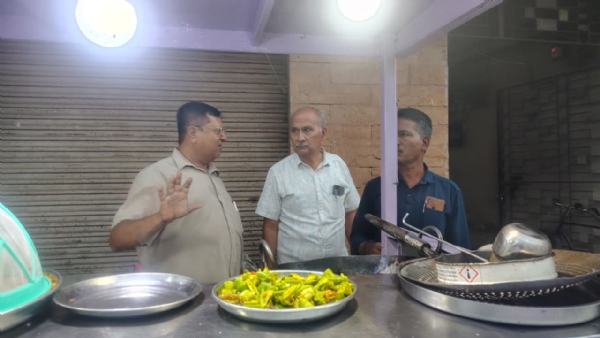 પોરબંદર  મહાનગરપાલિકાની  ફૂડ  સેફટી  શાખા દ્વારા   ફૂડ  સેફ્ટીના  નિયમોના  ભંગ  બદલ  7  એકમોને કુલ દંડ કરાયો.