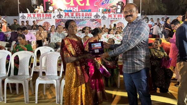 પોરબંદર  મહાનગરપાલિકાના સફાઈ  કર્મચારીઓનું  લીઓ  રમઝટ  ક્લબના  નવરાત્રી  મહોત્સવમાં  સન્માન  કરાયું.