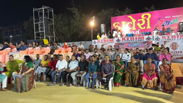 પોરબંદર  મહાનગરપાલિકાના સફાઈ  કર્મચારીઓનું  લીઓ  રમઝટ  ક્લબના  નવરાત્રી  મહોત્સવમાં  સન્માન  કરાયું.