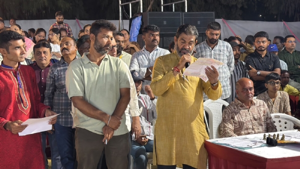 પોરબંદર  મહાનગરપાલિકાના સફાઈ  કર્મચારીઓનું  લીઓ  રમઝટ  ક્લબના  નવરાત્રી  મહોત્સવમાં  સન્માન  કરાયું.