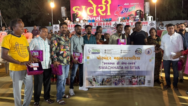 પોરબંદર  મહાનગરપાલિકાના સફાઈ  કર્મચારીઓનું  લીઓ  રમઝટ  ક્લબના  નવરાત્રી  મહોત્સવમાં  સન્માન  કરાયું.