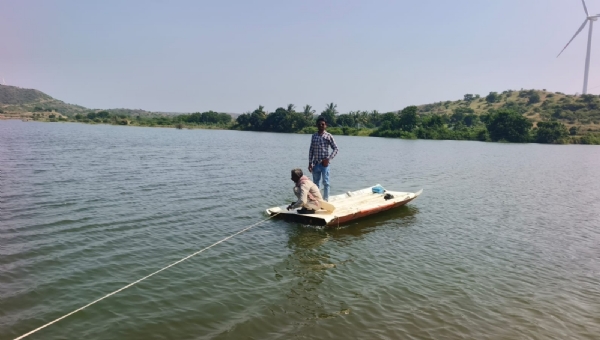 નદી પાર કરતા ખેડૂત
