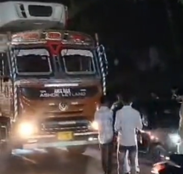 પાટણ-ઊંઝા હાઈવે પર હેરિટેજ ગરબા મહોત્સવ અને ખોડાભા હોલ નજીક કાર અને ટ્રક વચ્ચે અકસ્માત, ટ્રાફિક જામ પાટણ-ઊંઝા હાઈવે પર હેરિટેજ ગરબા મહોત્સવ અને ખોડાભા હોલ નજીક કાર અને ટ્રક વચ્ચે અકસ્માત, ટ્રાફિક જામ
