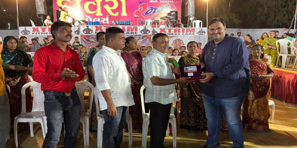 પોરબંદર મહાનગરપાલિકાના સફાઈ કર્મચારીઓનું લીઓ રમઝટ ક્લબના નવરાત્રી મહોત્સવમાં સન્માન કરાયું