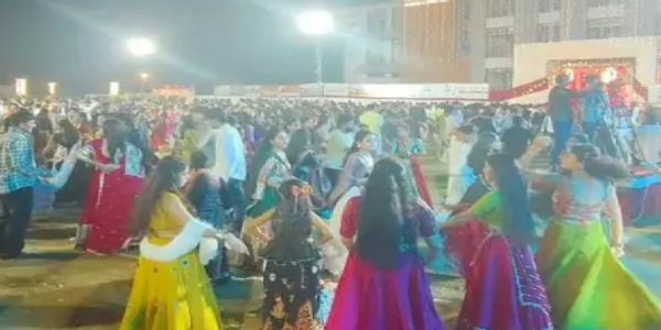 રાધનપુરમાં ‘માં નવરાત્રી મહોત્સવ’માં કાજલ ડોડીયાના ગીતો પર ઝૂમ્યા ખેલૈયાઓ, ડીવાયએસપીનો લાકડી રાસ બન્યો આકર્ષણ