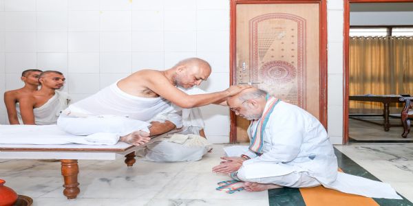 અમદાવાદ ખાતે જૈનાચાર્ય ભગવંતોનાં દર્શન કરી, આશીર્વાદ મેળવતા કેન્દ્રીય મંત્રી અમિત શાહ