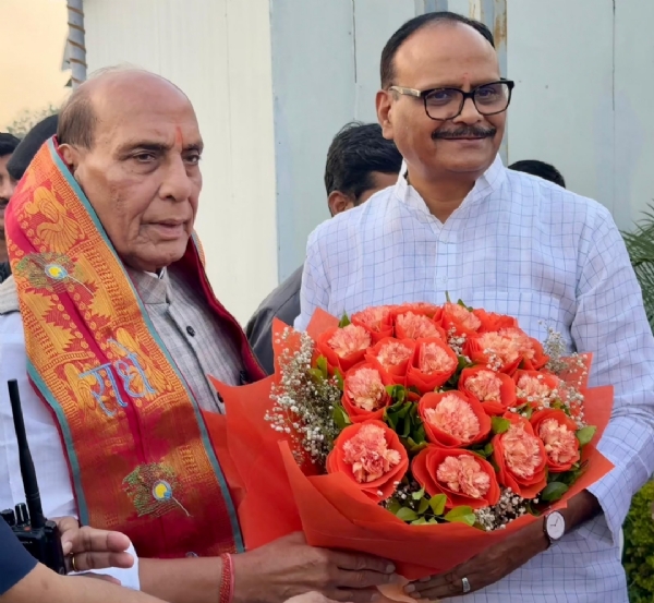 લખનૌ પહોંચેલા રક્ષામંત્રી રાજનાથ સિંહનું સ્વાગત કરતા બ્રિજેશ પાઠક