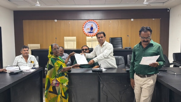 પોરબંદર  મહાનગરપાલિકા  સફાઈ  કર્મચારીઓના  બાકી  એરિયર્સની  રકમ  ચૂકવવા  હુકમપત્રો  એનાયત  કરાયા.