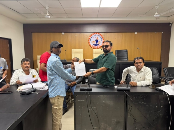 પોરબંદર  મહાનગરપાલિકા  સફાઈ  કર્મચારીઓના  બાકી  એરિયર્સની  રકમ  ચૂકવવા  હુકમપત્રો  એનાયત  કરાયા.