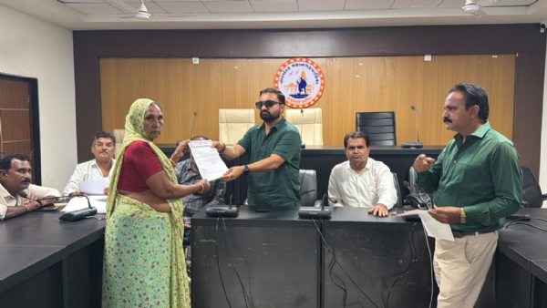 પોરબંદર  મહાનગરપાલિકા  સફાઈ  કર્મચારીઓના  બાકી  એરિયર્સની  રકમ  ચૂકવવા  હુકમપત્રો  એનાયત  કરાયા.