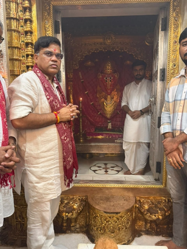 માતાના મઢમાં રાજકીય અગ્રણીઓ