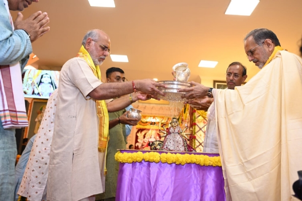સાંદીપનિ વિદ્યાનિકેતનમાં નવરાત્રિ અનુષ્ઠાનમાં શ્રી કરુણામયી માતાજીનો જળ-પુષ્પાભિષેક મનોરથ યોજાયો. સાંદીપનિ વિદ્યાનિકેતનમાં નવરાત્રિ અનુષ્ઠાનમાં શ્રી કરુણામયી માતાજીનો જળ-પુષ્પાભિષેક મનોરથ યોજાયો.