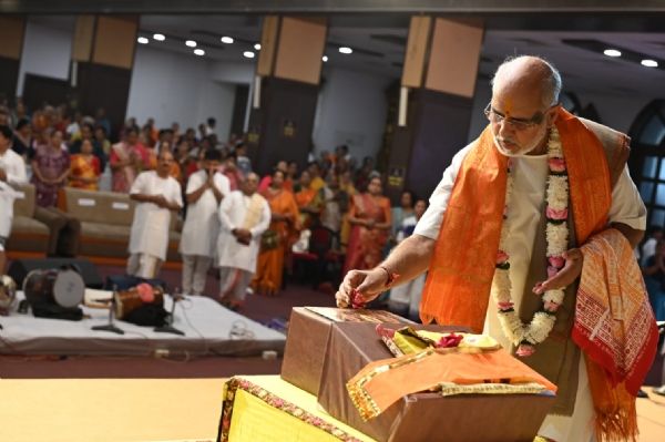 સાંદીપનિ વિદ્યાનિકેતનમાં નવરાત્રિ અનુષ્ઠાનમાં શ્રી કરુણામયી માતાજીનો જળ-પુષ્પાભિષેક મનોરથ યોજાયો. સાંદીપનિ વિદ્યાનિકેતનમાં નવરાત્રિ અનુષ્ઠાનમાં શ્રી કરુણામયી માતાજીનો જળ-પુષ્પાભિષેક મનોરથ યોજાયો.