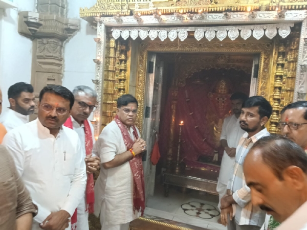 માતાના મઢમાં રાજકીય અગ્રણીઓ