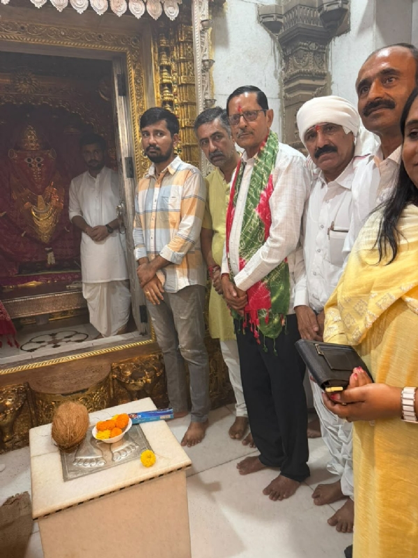 માતાના મઢમાં રાજકીય અગ્રણીઓ