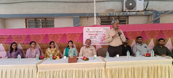 સુત્રાપાડા, તા. 17 ઑક્ટોબર 2026: GHCL ફાઉન્ડેશન દ્વારા ‘પિંક ઓક્ટોબર’ (Pink October) એટલે કે સ્તન કેન્સર જાગૃતિ માસની ઉજવણીના ભાગરૂપે આજે સુત્રાપાડા સ્થિત વોકેશનલ ટ્રેનિંગ ઇન્સ્ટિટ્યૂટ (VTI) ખાતે તાલીમાર્થીઓ માટે આરોગ્ય જાગૃતિ કાર્યક્રમનું આયોજન કરવામાં આવ્યું હતું. આ કાર્યક્રમ GHCL ફાઉન્ડેશનની સહયોગી સંસ્થા આશીર્વાદ ફાઉન્ડેશન દ્વારા યોજાયો હતો. ઓક્ટોબર મહિનો વિશ્વભરમાં સ્તન કેન્સર અંગે જાગૃતિ ફેલાવવા, સમયસર નિદાનનું મહત્ત્વ સમજાવવા અને સ્તન કેન્સરથી અસરગ્રસ્ત વ્યક્તિઓને સહયોગ આપવા માટે સમર્પિત છે. આ અભિયાન અંતર્ગત તાલીમાર્થીઓને સ્તન કેન્સરનાં પ્રારંભિક લક્ષણો, સમયસર તપાસ, નિયમિત આરોગ્ય ચકાસણી અને જાગૃતિના મહત્ત્વ વિશે માર્ગદર્શન આપવામાં આવ્યું હતું. કાર્યક્રમમાં નિષ્ણાત વક્તા તરીકે ગાયનેકોલોજિસ્ટ ડૉ. ખુશાલી શાહ ઉપસ્થિત રહ્યાં હતાં. તેમણે સ્તન કેન્સર અંગેની મૂળભૂત જાણકારી આપતાં સમયસર લક્ષણોની ઓળખ, તબીબી સલાહ અને વહેલા નિદાનની ભૂમિકા પર પ્રકાશ પાડ્યો હતો. તેમણે મહિલાઓને પોતાના સ્વાસ્થ્ય પ્રત્યે જાગૃત રહેવા અને જરૂર જણાય ત્યારે તબીબી નિષ્ણાતની સલાહ લેવા પ્રેરિત કર્યા હતાં આ પ્રસંગે GHCL ફાઉન્ડેશનના મેનેજર શ્રી રમેશ મકવાણા અને શ્રી જિતેન્દ્ર ભટ્ટ ઉપસ્થિત રહ્યા હતા. કાર્યક્રમના અંતે તાલીમાર્થીઓએ ઉત્સાહપૂર્વક રાસ-ગરબામાં ભાગ લીધો હતો, જેના કારણે જાગૃતિ કાર્યક્રમમાં આરોગ્ય સાથે સાંસ્કૃતિક અભિવ્યક્તિનો પણ સુંદર સમન્વય જોવા મળ્યો હતો. આ પહેલ દ્વારા GHCL ફાઉન્ડેશનનો હેતુ યુવાનોમાં આરોગ્ય અંગે જાગૃતિ વધારવાનો, સ્તન કેન્સર વિશેની ગેરસમજો દૂર કરવાનો અને સમયસર આરોગ્ય તપાસ તથા યોગ્ય તબીબી માર્ગદર્શન પ્રત્યે સકારાત્મક અભિગમ વિકસાવવાનો છે.