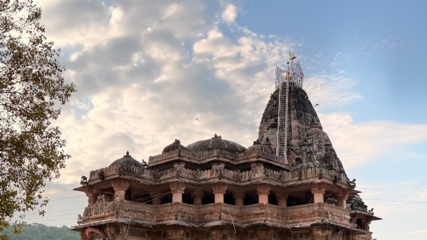 પ્રાચીન ઇતિહાસ અને આસ્થાનો સંગમ એટલે શામળાજી મંદિર, મહેસાણાથી આશરે 140 કિમી દૂર આવેલું ઉત્તર ગુજરાતનું પ્રસિદ્ધ યાત્રાધામ