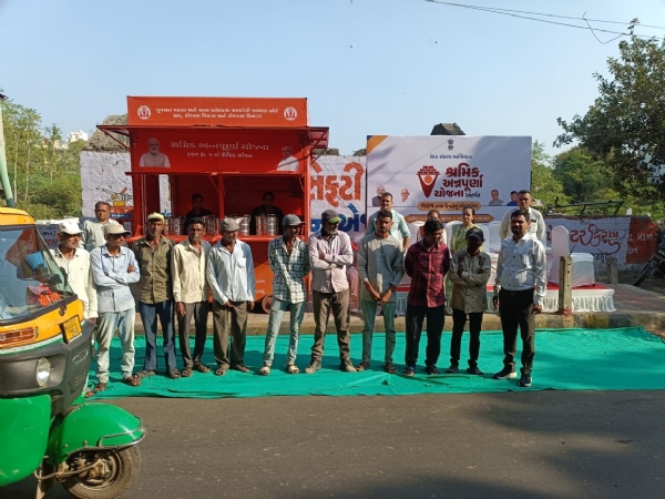 પોરબંદર  જિલ્લામાં  શ્રમિક  અન્નપૂર્ણા  યોજના અંતર્ગત  બે  ભોજન  વિતરણ  કેન્દ્રો  થયા કાર્યરત.
