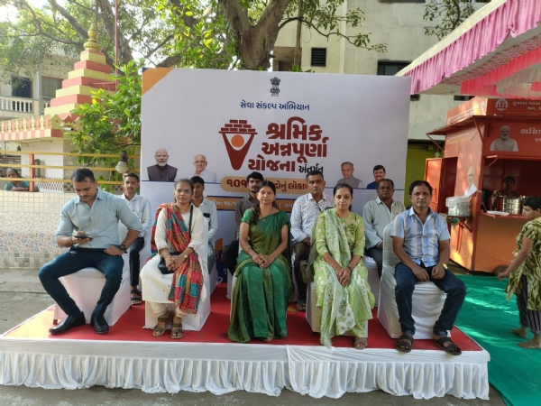 પોરબંદર  જિલ્લામાં  શ્રમિક  અન્નપૂર્ણા  યોજના અંતર્ગત  બે  ભોજન  વિતરણ  કેન્દ્રો  થયા કાર્યરત.
