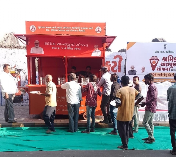 પોરબંદર  જિલ્લામાં  શ્રમિક  અન્નપૂર્ણા  યોજના અંતર્ગત  બે  ભોજન  વિતરણ  કેન્દ્રો  થયા કાર્યરત.