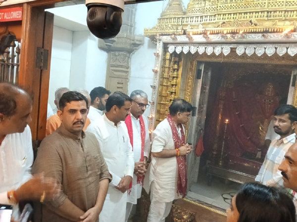 માતાના મઢમાં રાજકીય અગ્રણીઓ
