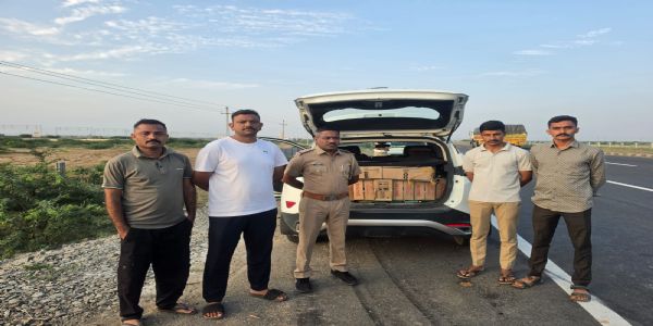 આડેસર ચેકપોસ્ટ પર પોલીસને જોઈ દારૂ ભરેલી હેરિયર કાર ભગાવી, ટાયર ડિવાઇડર પર ચડતાં ચાલક ફરાર