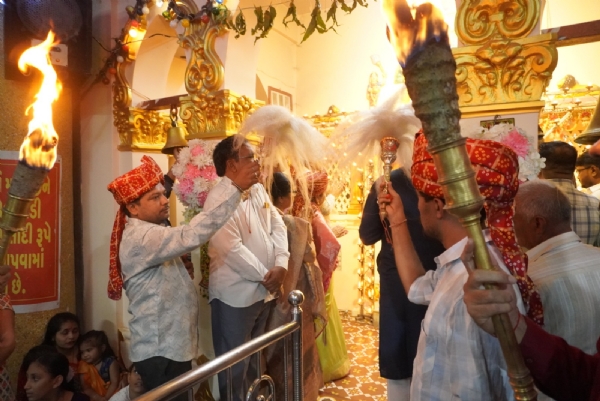 દર્શન કરતા નીમુ બેન