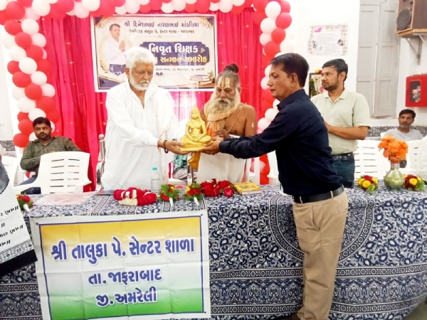 જાફરાબાદમાં નિવૃત્ત શિક્ષક દિનેશભાઈ માંડલિયાનું સન્માન, ભક્તિ બાપુએ હનુમાનજીની પ્રતિમા અને સાલ ઓઢાડી કર્યું અભિવાદન