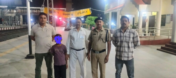 ટ્રેનમાંથી મળી આવેલ બાળક સાથે આરપીએફ અને જીઆરપી કર્મીઓ