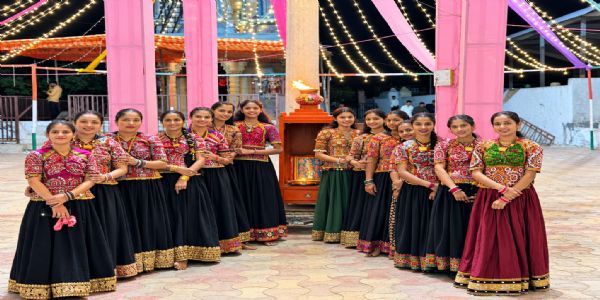 નાના નખત્રાણાની ખીમજ ગરબીમાં ઝળહળી રબારી સંસ્કૃતિ: ફિલ્મી ગીતો વિના દુહા-છંદ સાથે નવદુર્ગાની આરાધના