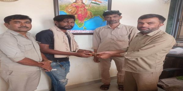 આંકોલવાડી બસ સ્ટેશન ખાતે સફાઈ કર્મચારીઓનું સન્માન કરાયું