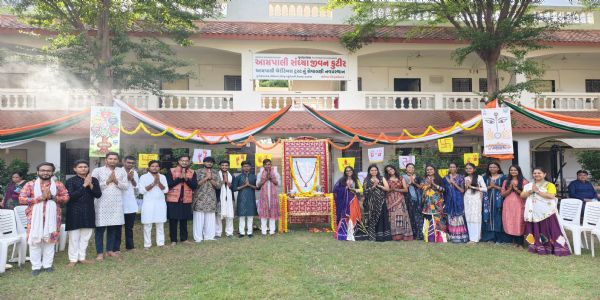 ‘લાગણીઓના ગરબા’ : કડી સર્વ વિશ્વવિદ્યાલયના યુવાનો દ્વારા આમ્રપાલી સંધ્યાજીવન કુટિરના વૃદ્ધ વડીલો સાથે ગરબે ઘૂમ્યા