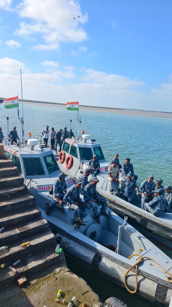 કચ્છના સરહદી દરિયાઈ વિસ્તારમાં સઘન પેટ્રોલિંગ કચ્છના સરહદી દરિયાઈ વિસ્તારમાં સઘન પેટ્રોલિંગ