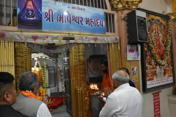 ફલાઈટ  દુર્ઘટના ટાળનાર  પાઇલોટ  સ્મિત મચ્છરના  મુખ્યમંત્રી  ભૂપેન્દ્ર પટેલ મહાદેવ મંદિરે   આરતી   કરી  પ્રાર્થના કરી.