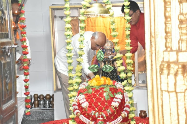 ફલાઈટ  દુર્ઘટના ટાળનાર  પાઇલોટ  સ્મિત મચ્છરના  મુખ્યમંત્રી  ભૂપેન્દ્ર પટેલ મહાદેવ મંદિરે   આરતી   કરી  પ્રાર્થના કરી.