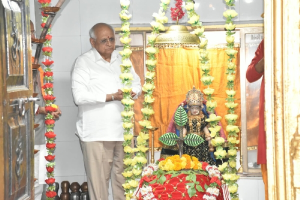 ફલાઈટ  દુર્ઘટના ટાળનાર  પાઇલોટ  સ્મિત મચ્છરના  મુખ્યમંત્રી  ભૂપેન્દ્ર પટેલ મહાદેવ મંદિરે   આરતી   કરી  પ્રાર્થના કરી.