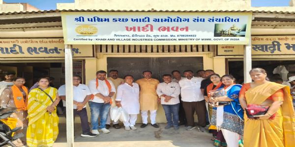 ગાંધી જયંતિએ ખાદી ખરીદીથી ‘વોકલ ફોર લોકલ’નો સંદેશ : વિનોદ ચાવડાએ ભુજના ખાદી ભવનની મુલાકાત લીધી