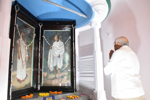 Chief Minister Bhupendra Patel paid homage to Pujya Bapu in Porbandar