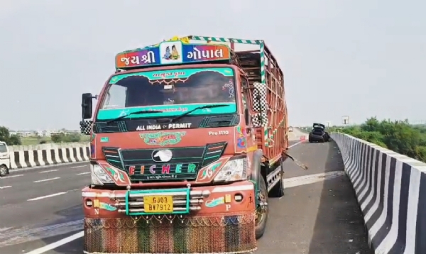 વડોદરા-ભરૂચ એક્ષપ્રેસ હાઈવે 4 પર ગોઝારા અકસ્માતમાં પીએસઆઈ સહિત 3 યુવકોના મોત નીપજ્યાં