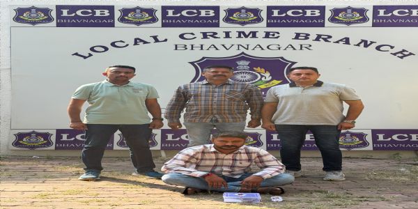 પિસ્ટલ અને જીવતા કાર્ટીસ સાથે, એક ઇસમ ઝડપાયો