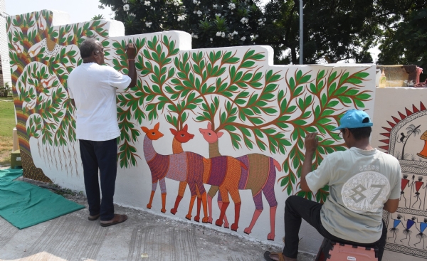 Pithora art gives a touch of tribal culture to the buildings of Ekta Nagar