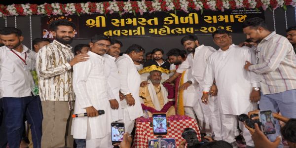 દશેરાના પર્વે મહુવાના નવરાત્રી મહોત્સવમાં રાજ્ય મંત્રી પરસોત્તમ સોલંકી સહભાગી બન્યા