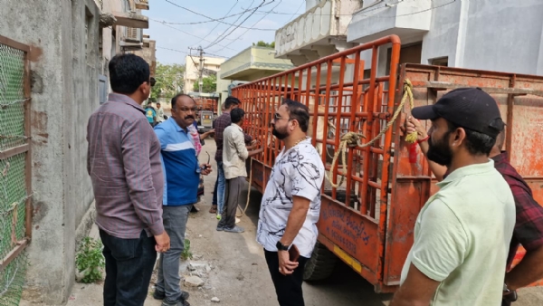 પોરબંદરમાં  જાહેર  માર્ગો  પર  રખડતાં  માલિકીનાં  પશુઓ  સામે  મહાનગરપાલિકાની  કાર્યવાહી.