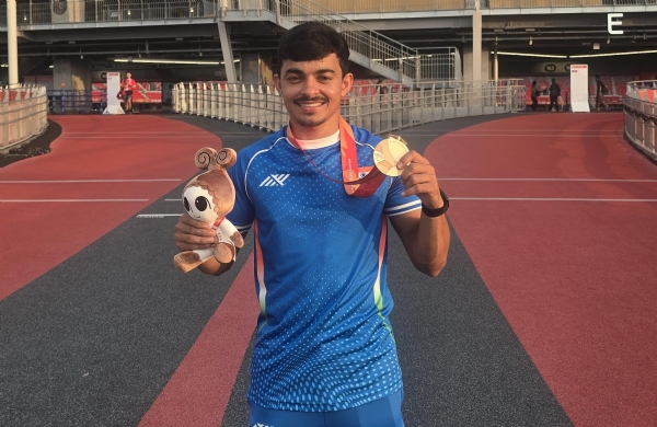 મેડલ મેળવનાર યુવક મેડલ મેળવનાર યુવક