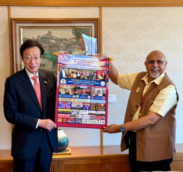 Photo Memories of Sister City presented to Mayor of Kobe Mr. Kizo Hisamoto Photo Memories of Sister City presented to Mayor of Kobe Mr. Kizo Hisamoto