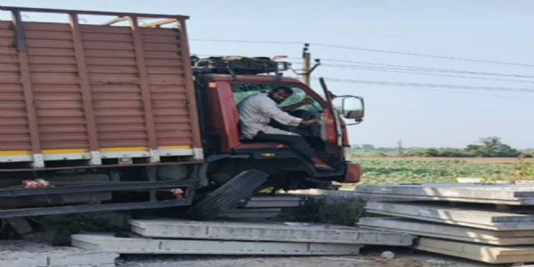 ચાણસ્મા-મહેસાણા હાઇવે પર પથ્થરો પર ચડી આઇસર ટ્રક, મોટી દુર્ઘટના ટળી